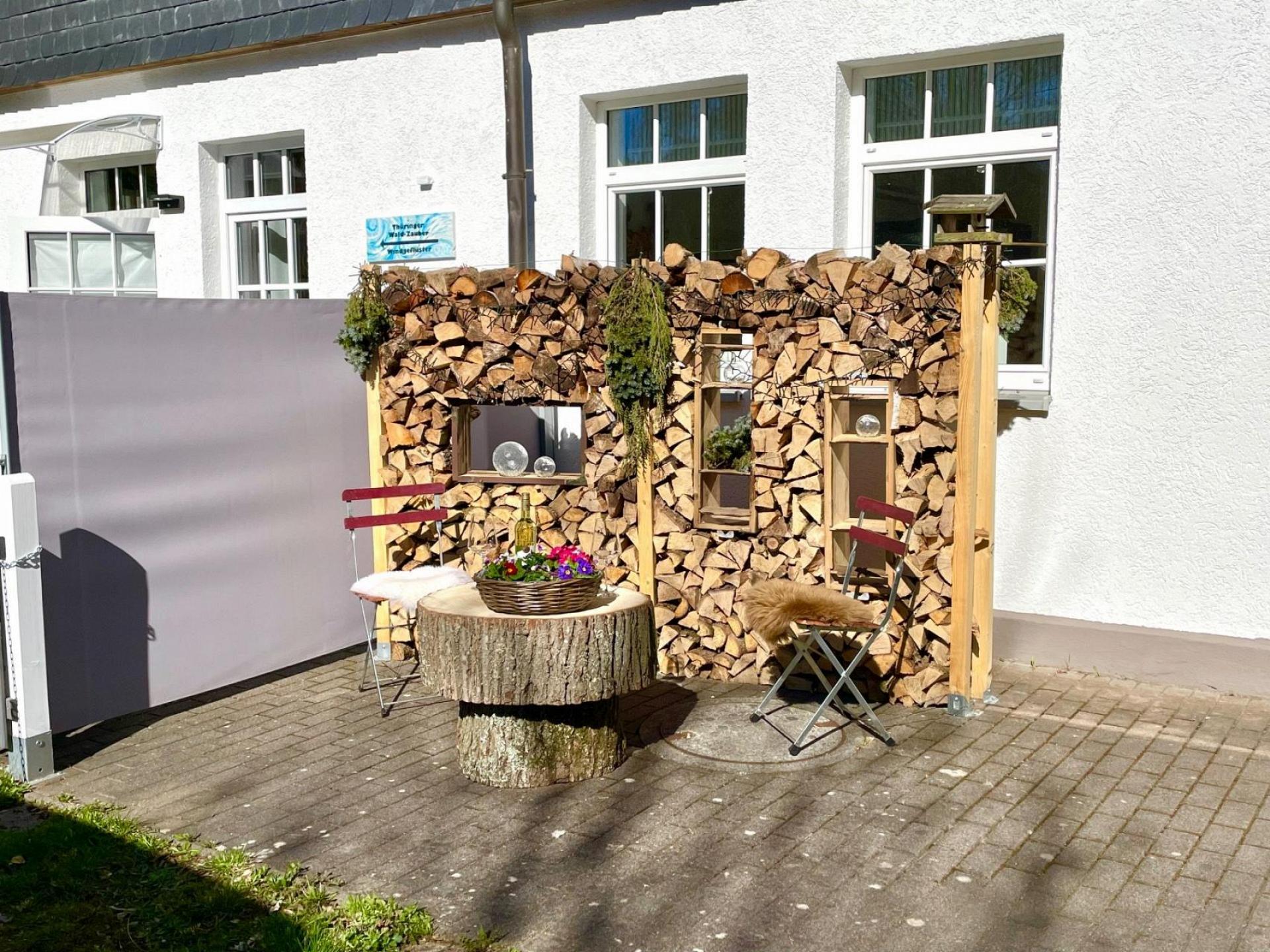 Kleine Sitzecke am Haus